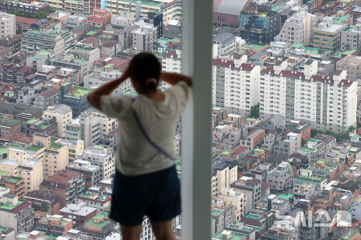[서울=뉴시스] 조성우 기자 = 서울 송파구 롯데월드타워 전망대 서울스카이에서 빌라 밀집 지역이 내려다보이고 있다. 2026.07.13. xconfind@newsis.com