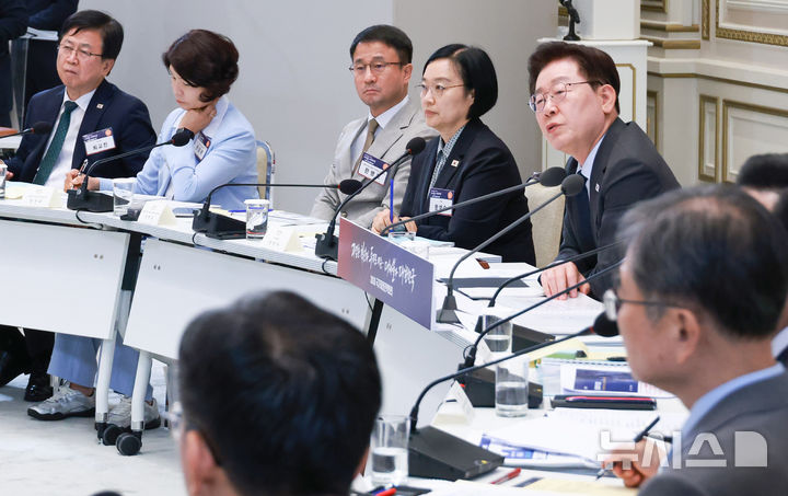 [서울=뉴시스] 조성봉 기자 = 이재명 대통령이 13일 청와대에서 열린 2026년 국가재정전략회의에서 김성환 기후에너지환경부 장관에게 질문을 하고 있다.(청와대통신사진기자단) 2026.07.13. suncho21@newsis.com