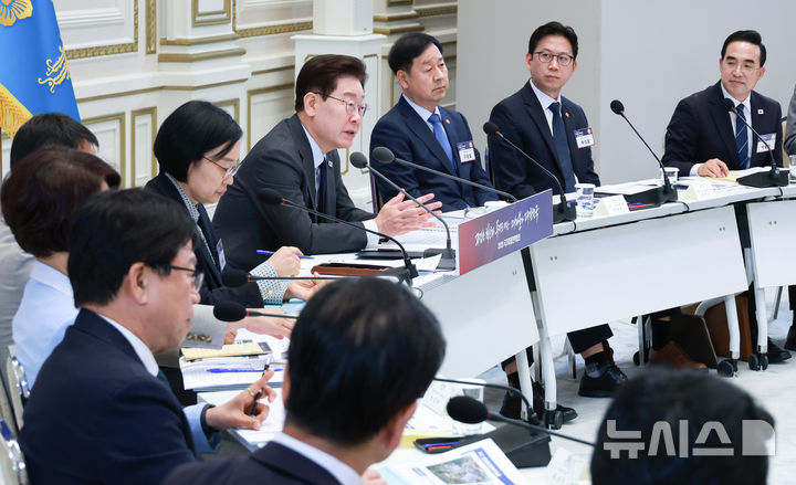 [서울=뉴시스] 조성봉 기자 = 이재명 대통령이 13일 청와대에서 열린 2026년 국가재정전략회의에서 발언을 하고 있다.(청와대통신사진기자단) 2026.07.13. suncho21@newsis.com