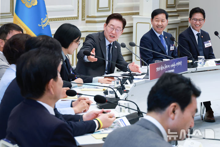 [서울=뉴시스] 조성봉 기자 = 이재명 대통령이 13일 청와대에서 열린 2026년 국가재정전략회의에서 한성숙 국무총리에게 발언을 권하고 있다.(청와대통신사진기자단) 2026.07.13. suncho21@newsis.com