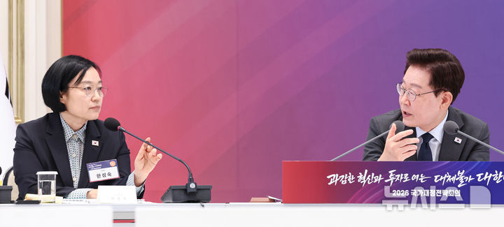[서울=뉴시스] 조성봉 기자 = 이재명 대통령과 한성숙 국무총리가 13일 청와대에서 열린 2026년 국가재정전략회의에서 대화하고 있다. (청와대통신사진기자단) 2026.07.13. suncho21@newsis.com