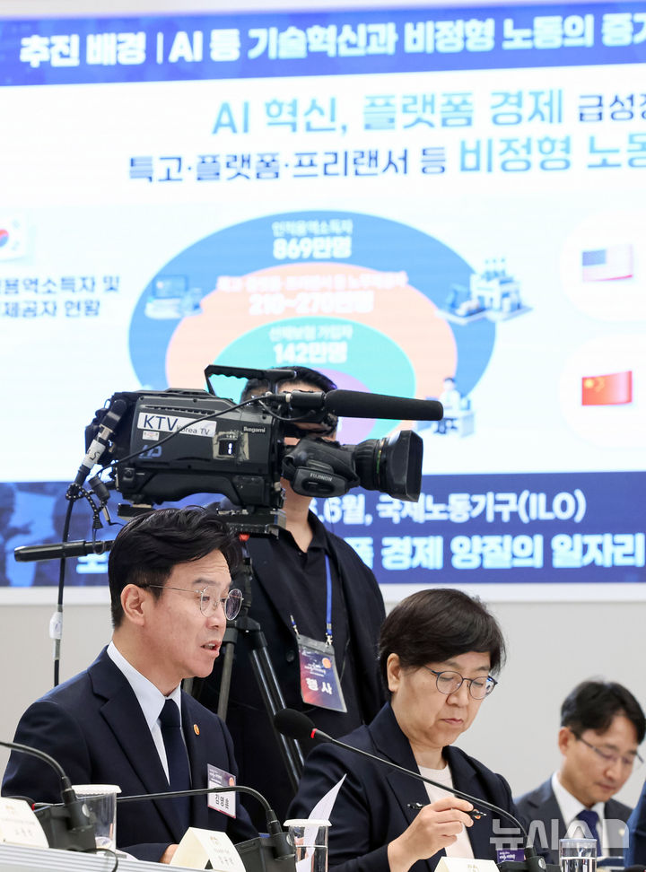 [서울=뉴시스] 조성봉 기자 = 김영훈 고용노동부 장관이 13일 청와대에서 열린 2026년 국가재정전략회의에서 모두의 성장 과제별 발표를 하고 있다. (청와대통신사진기자단) 2026.07.13. suncho21@newsis.com