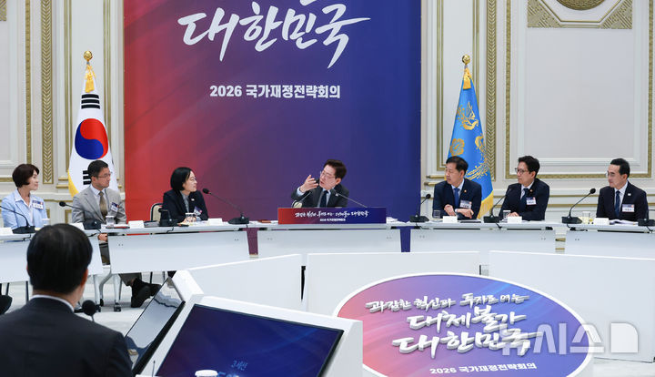 [서울=뉴시스] 조성봉 기자 = 이재명 대통령이 13일 청와대에서 열린 2026년 국가재정전략회의에서 한성숙 국무총리에게 발언을 권하고 있다.(청와대통신사진기자단) 2026.07.13. suncho21@newsis.com