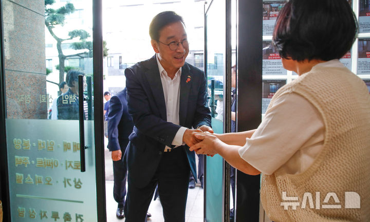 [제주=뉴시스] 우장호 기자 = 위성곤 제주지사가 13일 오후 제주시 외도동에서 열린 골목형상점가 애로사항 청취 간담회를 마친 후 상점가 일원을 돌아보고 있다. 2026.07.13. woo1223@newsis.com