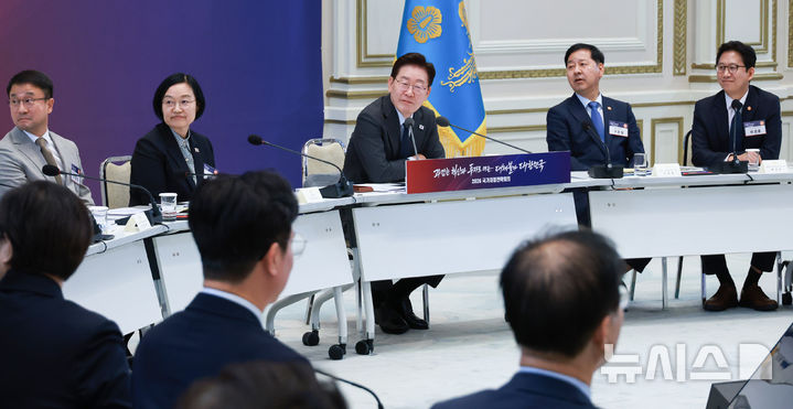 [서울=뉴시스] 조성봉 기자 = 이재명 대통령이 13일 청와대에서 열린 2026년 국가재정전략회의에서 참석자의 발언을 경청하고 있다.(청와대통신사진기자단) 2026.07.13. suncho21@newsis.com