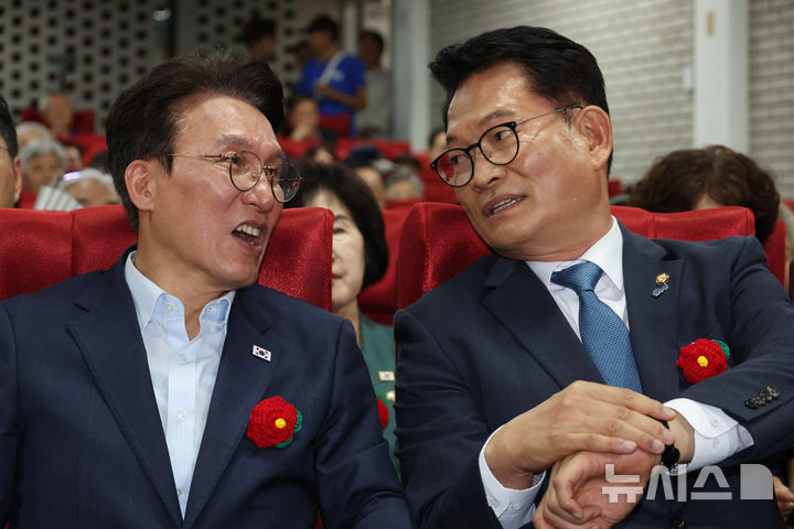 [성남=뉴시스] 고승민 기자 = 김민석 전 국무총리와 송영길 전 더불어민주당 대표가 13일 경기 성남 새마을운동중앙연수원에서 열린 더불어민주당 전국시도당 노인위원협의회 워크숍에서 대화하고 있다. 2026.07.13. kkssmm99@newsis.com