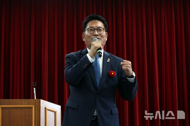 [성남=뉴시스] 고승민 기자 = 송영길 전 더불어민주당 대표가 13일 경기 성남 새마을운동중앙연수원에서 열린 더불어민주당 전국시도당 노인위원협의회 워크숍에서 인사말을 하고 있다. 2026.07.13. kkssmm99@newsis.com