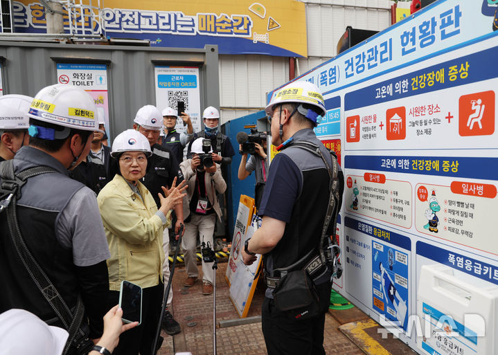 [서울=뉴시스] 조수정 기자 = 한성숙 국무총리가 13일 오후 서울 중구 무교다동 제31지구 도시정비형 재개발사업지를 찾아 폭염 관련 건설현장 대응상황을 점검하며 이강욱 CJ 대한통운 건설부문 현장소장의 설명을 듣고 있다. 2026.07.13. chocrystal@newsis.com