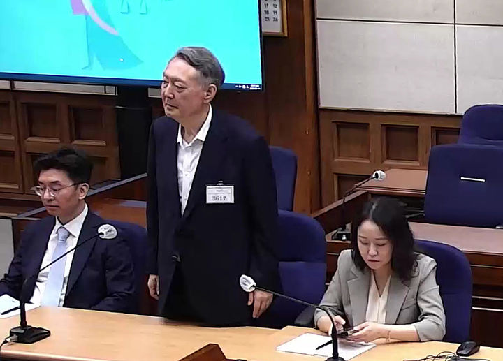[서울=뉴시스] 정치 브로커 명태균씨로부터 여론조사를 무상으로 받은 혐의로 기소된 윤석열 전 대통령이 13일 서울 서초구 서울중앙지방법원에서 열린 1심 선고공판에서 선고 내용을 듣고 있다. 중앙지법 형사합의33부(이진관 부장판사)는 이날 정치자금법 위반 혐의로 재판에 넘겨진 윤 전 대통령에게 징역 2년에 추징금 1천396만여원을 선고했다.(사진=서울중앙지방법원 제공) 2026.07.13. photo@newsis.com *재판매 및 DB 금지