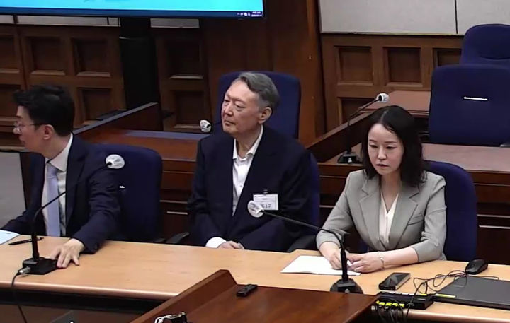 [서울=뉴시스] 정치 브로커 명태균씨로부터 여론조사를 무상으로 받은 혐의로 기소된 윤석열 전 대통령이 지난 13일 서울 서초구 서울중앙지방법원에서 열린 1심 선고공판에 참석해 있다. (사진=서울중앙지법 제공) 2026.07.14. photo@newsis.com *재판매 및 DB 금지