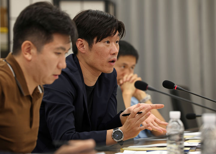 [서울=뉴시스] K-축구 혁신위원회 공동위원장인 박지성 국제축구연맹(FIFA) 분과위원회 위원이 13일 서울 종로구 국립현대미술관 서울관에서 열린 혁신위 2차 회의에서 발언하고 있다.(사진=문화체육관광부 제공) 2026.07.13. photo@newsis.com *재판매 및 DB 금지