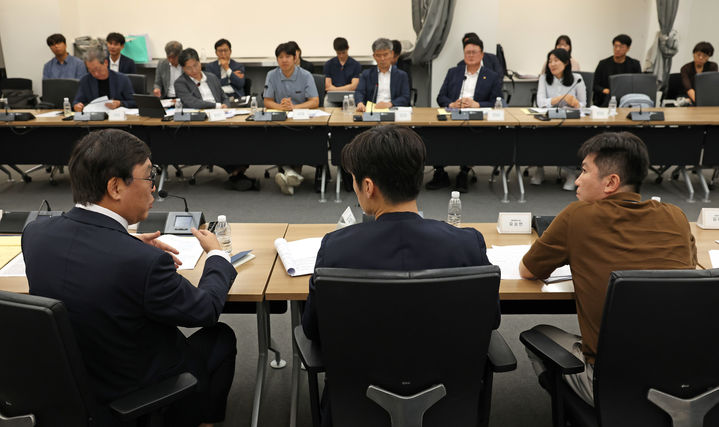 [서울=뉴시스] 최휘영 문화체육관광부 장관이 13일 서울 종로구 국립현대미술관 서울관에서 열린 'K-축구 혁신위원회 2차 회의'에서 발언하고 있다. (사진=문화체육관광부 제공) 2026.07.13. photo@newsis.com *재판매 및 DB 금지