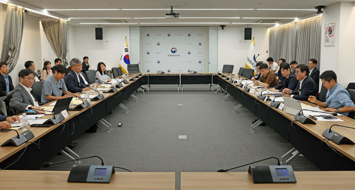 [서울=뉴시스] 최휘영 문화체육관광부 장관이 13일 서울 종로구 국립현대미술관 서울관에서 열린 'K-축구 혁신위원회 2차 회의'에서 발언하고 있다. (사진=문화체육관광부 제공) 2026.07.13. photo@newsis.com *재판매 및 DB 금지