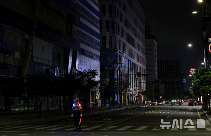 [인천=뉴시스] 김진아 기자 = 정전이 발생한 13일 인천 영종도 영종하늘도시 일대. 2026.07.13. bluesoda@newsis.com