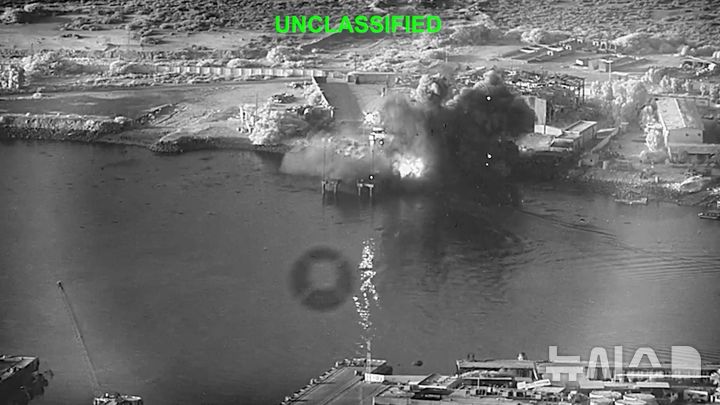 [반다르아바스=AP/뉴시스] 미 중부사령부(CENTCOM)가 공개한 영상 사진 속에 지난 12일(현지 시간) 미군이 발사한 '코르세어'(Corsair) 무인 수상정 세 척이 이란 반다르아바스 해군기지에 명중해 폭발이 일어나고 있다. 2026.07.14.