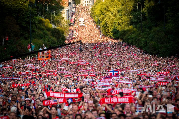 [오슬로=AP/뉴시스] 13일(현지 시간) 노르웨이 오슬로의 슬로프플라센 광장에 모인 수많은 축구 팬이 2026 북중미 월드컵 일정을 마치고 귀국한 노르웨이 남자 축구 국가대표팀을 환영하고 있다. 역대 처음으로 8강에 진출한 노르웨이는 지난 11일 잉글랜드에 연장 끝 1-2로 패하며 귀국했다. 2026.07.14.