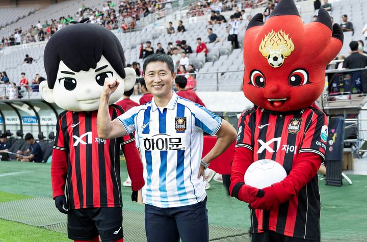 [서울=뉴시스] 시축에 나선 이영표 해설위원 (사진=일동후디스 제공) *재판매 및 DB 금지
