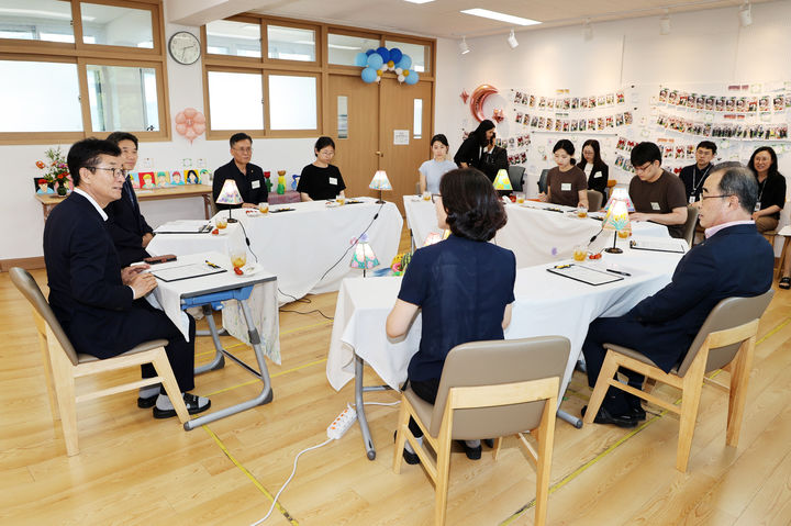 [청주=뉴시스] 윤건영 충북도교육감(왼쪽)이 지난 13일 청주 한솔초등학교를 찾아 교직원과 대화하며 애로사항을 청취하고 있다. (사진=충북도교육청 제공) 2026.07.14. photo@newsis.com&nbsp; *재판매 및 DB 금지