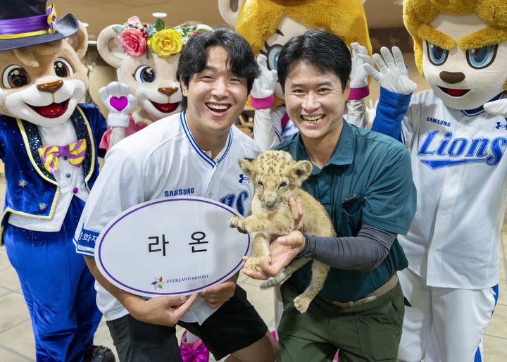 12일 삼성라이온즈 투수 양창섭 선수가 가족들과 함께 에버랜드를 방문해 아기 사자를 만났다. (사진=삼성물산 리조트부문 제공) *재판매 및 DB 금지