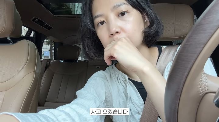 [서울=뉴시스] 출산 후 16㎏ 감량에 성공한 배우 윤승아(44)가 아침 식사로 과일을 즐겨먹는 모습을 공개했다. (사진=승아로운 유튜브 채널 캡처)