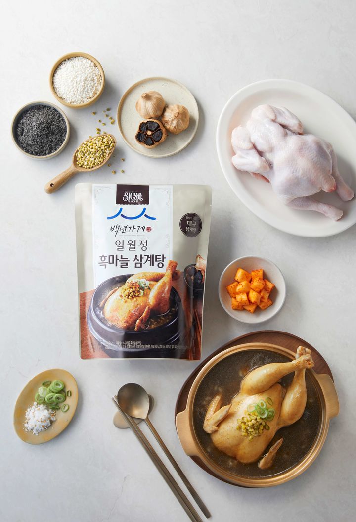 [서울=뉴시스] 롯데웰푸드 식사이론X백년가게, 일월정 흑마늘 삼계탕 (사진=롯데웰푸드 제공) *재판매 및 DB 금지