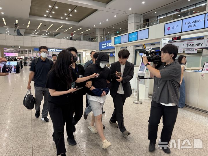 [의정부=뉴시스] 피의자 체포영장 집행 후 차량으로 이동 중인 모습. (사진=경기북부경찰청 제공) 2026.07.14 photo@newsis.com