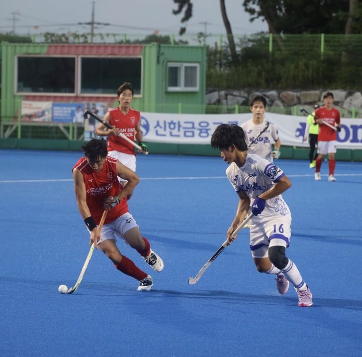 [아산=뉴시스] 아산고 하키부(빨간색 유니폼)가 제37회 문화체육관광부장관기 전국중고하키대회에서 남고부 우승을 차지했다. (사진=아산고 제공) 2026.07.14 photo@newsis.com *재판매 및 DB 금지