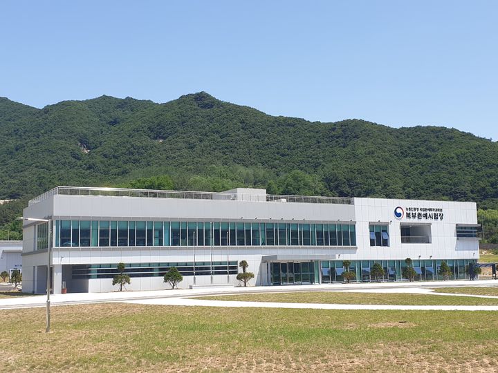 [세종=뉴시스] 농촌진흥청 국립원예특작과학원은 오는 15일 강원 철원 북부원예시험장에서 '북부 원예 분야 중앙·지방 연구협의체' 출범식을 개최한다고 14일 밝혔다. 사진은 북부원예시험장 전경. (사진=농진청 제공) 2026.07.14. photo@newsis.com *재판매 및 DB 금지