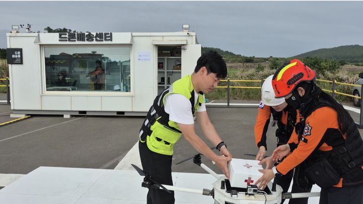 [제주=뉴시스] 의약품 드론 배송을 준비하는 모습. (사진=제주도 제공) *재판매 및 DB 금지