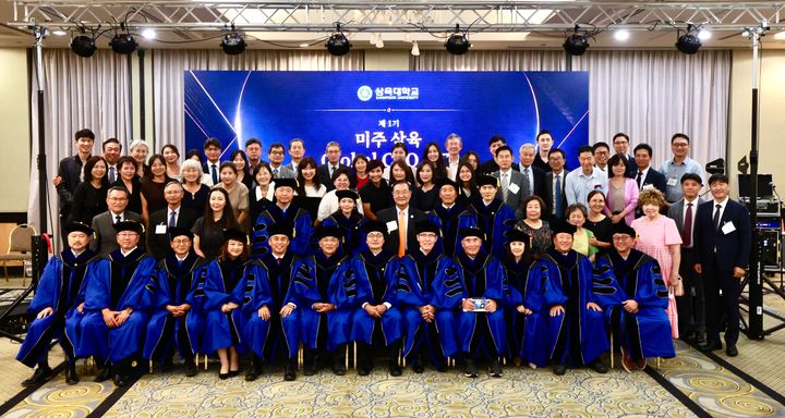 [서울=뉴시스] 11일(현지시간) 미국 캘리포니아주에서 열린 '제1기 미주 삼육 GCEO 졸업식'의 참가자들이 기념 사진을 촬영하고 있다. (사진=삼육대 제공) 2026.07.14. photo@newsis.com *재판매 및 DB 금지