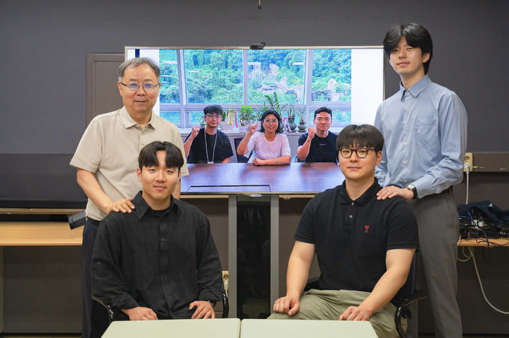 [전남광주=뉴시스] (뒷줄 왼쪽) 전기전자컴퓨터공학과 김홍국 교수, ( " 오른쪽) 박종연 석박통합과정생, (앞줄 왼쪽) 임도현 석사과정생, ( " 오른쪽) 박상원 석사과정생, (화면 속 왼쪽부터) 한화비전 R&D센터 AI연구소 고경득 책임연구원, 임정은 AI연구소장, 금형철 선임연구원. (사진=GIST 제공) photo@newsis.com *재판매 및 DB 금지