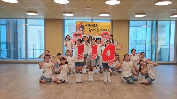 [당진=뉴시스] 당진 탑동초등학교 학생들이 최근 학교에서 충남119소방동요경연대회 출전 영상을 녹화하며 기념 사진을 찍고 있다. 2026.07.14. photo@newiss.com *재판매 및 DB 금지