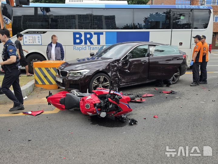 [인천=뉴시스] 함상환 기자 = 4일 오전 인천 계양구 작전동 한 도로에서 혼다 오토바이와 BMW 승용차가 부딪히는 사고가 발생했다. 2026.07.14. hsh3355@newsis.com