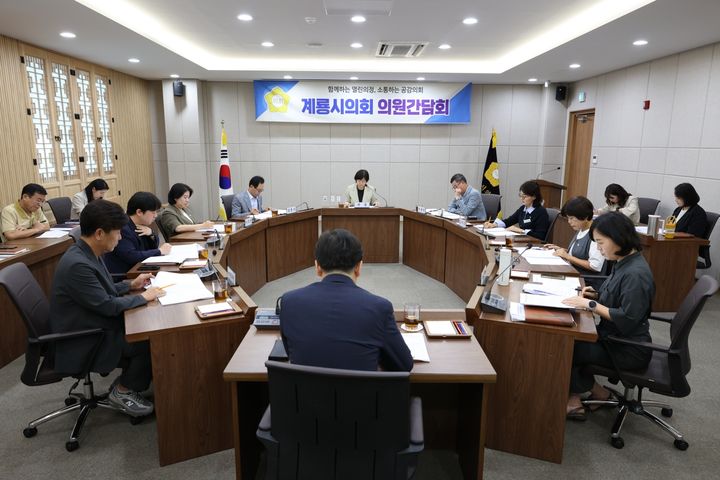 [계룡=뉴시스]계룡시의회는 14일 의회 다목적회의실에서 의원 및 부서장이 참석한 가운데 제7대 계룡시의회 의원 첫 간담회를 가졌다. 2026. 07. 14 photo@newsis.com *재판매 및 DB 금지