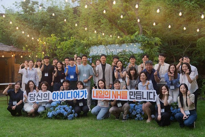 13일 NH농협은행 강태영 은행장(두 번째 줄 가운데)이 상품·제도 혁신을 이끄는 직원들과 만나 기념촬영을 하고 있다. (사진=농협은행 제공) *재판매 및 DB 금지