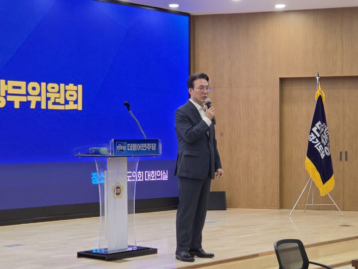 [수원=뉴시스] 이병희 기자 = 김민석 전 국무총리가 14일 경기도의회 대회의실에서 열린 더불어민주당 경기도당 상무위원회에 참석해 발언하고 있다. 2026.07.14. iambh@newsis.com *재판매 및 DB 금지