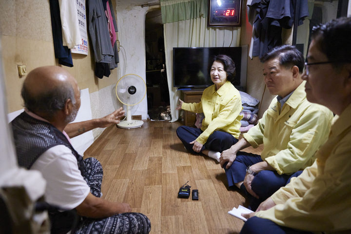 [광명=뉴시스] 추미애 경기도지사가 14일 오전 광명시 뚝방길 인근 폭염 취약계층을 방문해 안부를 묻고 있다. (사진=경기도 제공) 2026.07.14. photo@newsis.com *재판매 및 DB 금지