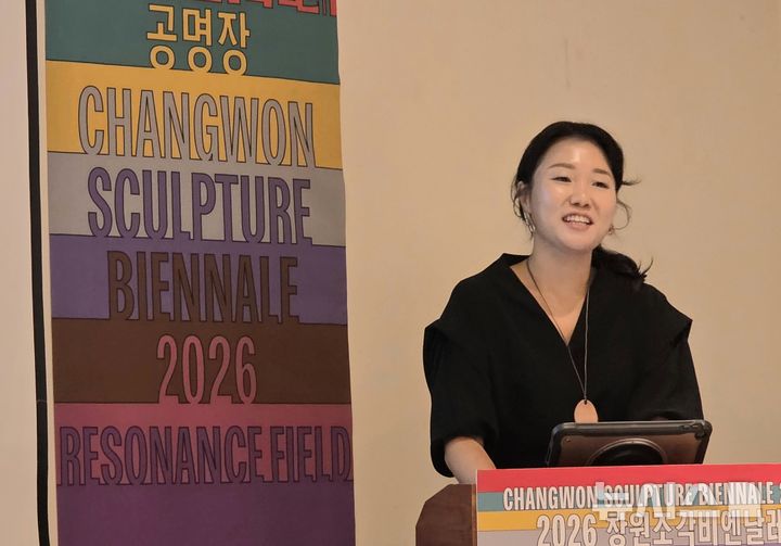 [서울=뉴시스] 박현주 미술전문기자 = 조혜정 2026 창원조각비엔날레 공동예술감독이 14일 오전 서울 중구의 한 식당에서 열린 기자간담회에서 비엔날레 '공명장(Resonance Field)'의 기획 의도를 설명하고 있다. 국내 유일의 조각 비엔날레인 '2026 창원조각비엔날레'는 '공명장'을 주제로 9월 30일부터 11월 15일까지 성산아트홀을 비롯해 창원의집, 창원역사민속관, 진해역 일대, 마산어시장 등 창원시 전역 5개 전시공간에서 열린다. 2026.07.14. hyun@newsis.com