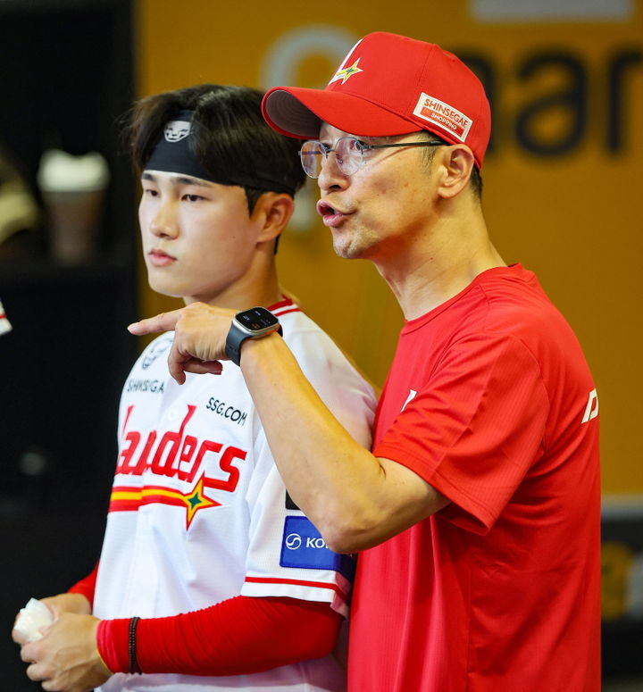 [서울=뉴시스] 최선호 SSG 랜더스 멘털코치(오른쪽). (사진=SSG 제공) *재판매 및 DB 금지