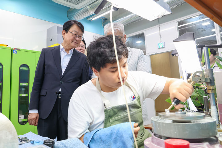 [대전=뉴시스] 충남기계공업고를 방문, 훈련중인 학생을 바라보는 오석진 대전시교육감. (사진=대전시교육청 제공) 2026.07.14. photo@newsis.com *재판매 및 DB 금지
