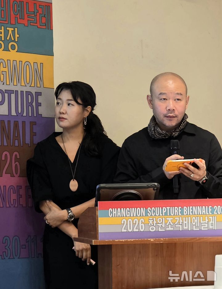 [서울=뉴시스]박현주 미술전문기자 = 조혜정(왼쪽)·장쥔 공동예술감독이 14일 오전 서울 중구의 한 식당에서 열린 기자간담회에서 '2026 창원조각비엔날레'의 주제 '공명장(Resonance Field)'의 기획 의도를 설명하고 있다. 국내 유일의 조각 비엔날레인 '2026 창원조각비엔날레'는 9월 30일부터 11월 15일까지 성산아트홀을 비롯해 창원의집, 창원역사민속관, 진해역 일대, 마산어시장 등 창원시 전역 5개 전시공간에서 열린다. 2026.07.14. hyun@newsis.com