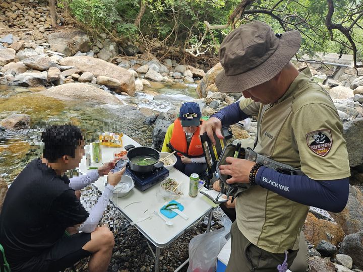 [산청=뉴시스] 불법 취사 (사진=지리산국립공원 제공) 2026. 07. 14. photo@newsis.com *재판매 및 DB 금지