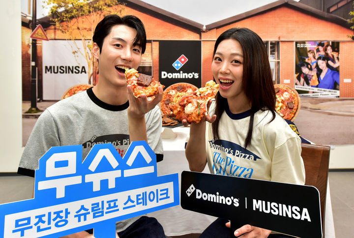 [서울=뉴시스] 도미노피자가 16일 압도적인 크기와 풍성한 토핑을 자랑하는 '무진장 슈림프 스테이크 피자'를 새롭게 출시한다. (사진=도미노피자 제공) *재판매 및 DB 금지