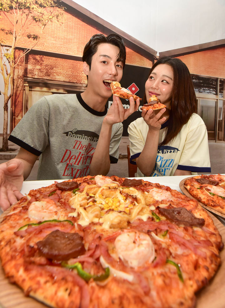 [서울=뉴시스] 도미노피자가 16일 압도적인 크기와 풍성한 토핑을 자랑하는 '무진장 슈림프 스테이크 피자'를 새롭게 출시한다. (사진=도미노피자 제공) *재판매 및 DB 금지