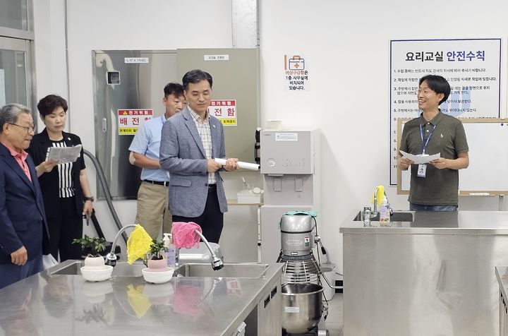[창녕=뉴시스] 이도완 부군수가 영산국민체육문화센터를 방문해 현장점검을 하고 있다. (사진= 창녕군 제공) 2026.07.14. photo@newsis.com *재판매 및 DB 금지