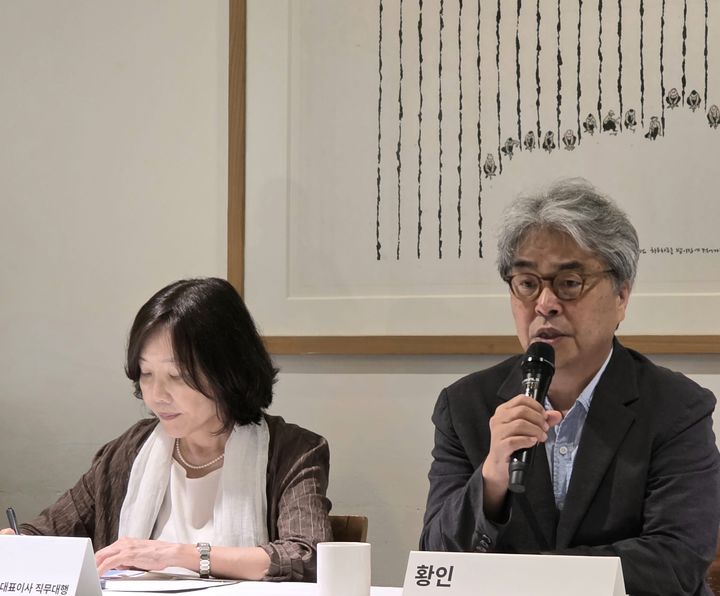 서울=뉴시스] 박현주 미술전문기자 = 황인 창원조각비엔날레 추진위원회 위원장이 14일 오전 서울 중구의 한 식당에서 열린 기자간담회에서 인사말을 하고 있다. 국내 유일의 조각 비엔날레인 '2026 창원조각비엔날레'는 '공명장(Resonance Field)'을 주제로 9월 30일부터 11월 15일까지 성산아트홀을 비롯해 창원의집, 창원역사민속관, 진해역 일대, 마산어시장 등 창원시 전역 5개 전시공간에서 열린다. 2026.07.14. hyun@newsis.com *재판매 및 DB 금지