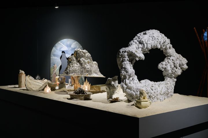 홍자영, 〈여신이 지나간 탁자(Table After the Goddess’s Passing)〉, 2023~2025년작 조각들, 모래, 110 × 400 × 160 cm 좌대 위 가변설치. 무해한 이야기, 2025, 성남큐브미술관 전시 전경. 사진 작가 제공 *재판매 및 DB 금지