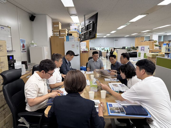 [거제=뉴시스] 신정철 기자= 경남 거제시가 내년도 국·도비 예산 확보를 위해 전방위 대응에 나선 가운데, 민기식 거제시 부시장이 경상남도 주요 부서를 잇달아 방문하며 현안사업 예산 확보에 적극 나섰다. 사진은 민기식 부시장 등 거제시 방문단이 지난 13일, 경상남도청을 방문해 주요 현안사업의 추진 필요성을 설명하고 내년도 예산 반영을 적극 건의하고 있다.(사진=거제시 제공).2026.07.14. photo@newsis.com *재판매 및 DB 금지
