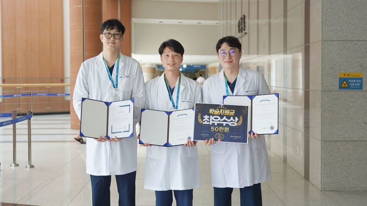 [양산=뉴시스] 양산부산대병원 영상의학과 김경환(왼쪽부터)·문원배·권태근 방사선사. (사진=양산부산대병원 제공) 2026.07.14. photo@newsis.com *재판매 및 DB 금지