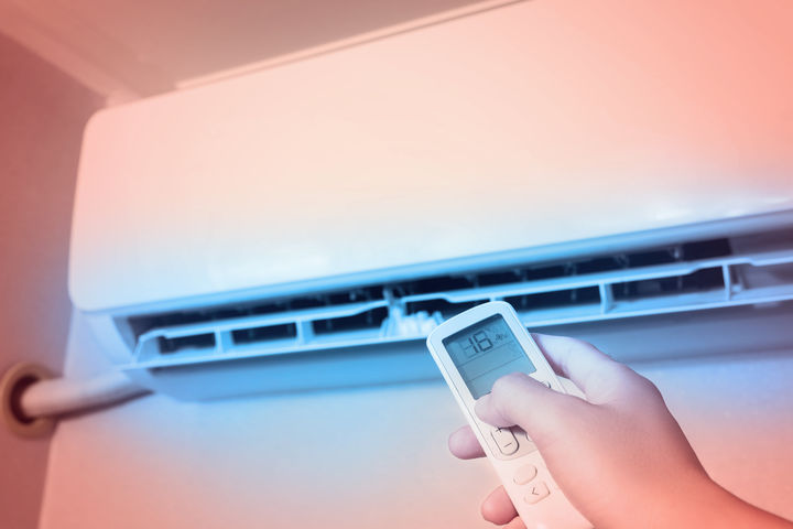 [서울=뉴시스] 지나치게 낮은 에어컨 온도를 고집하는 직장 분위기 때문에 스트레스를 받는다는 직장인의 사연이 전해졌다. (사진=유토이미지)